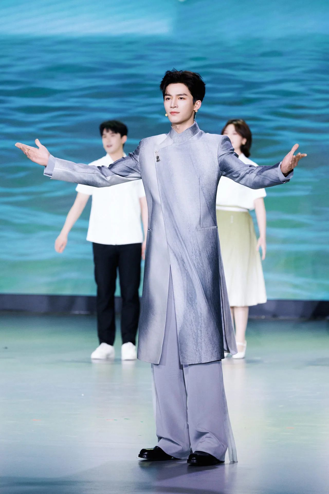 欢娱影视演员王星越亮相百年丁香诗会 携 “大齐神探” 角色演绎经典诗词